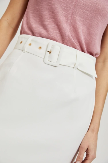 Ołówkowa spódnica z szerokim paskiem biała