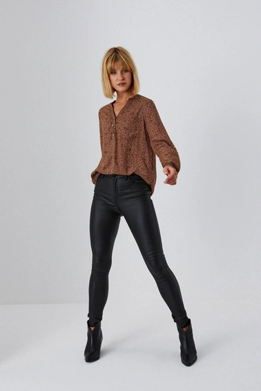 Woskowane spodnie o dopasowanym kroju