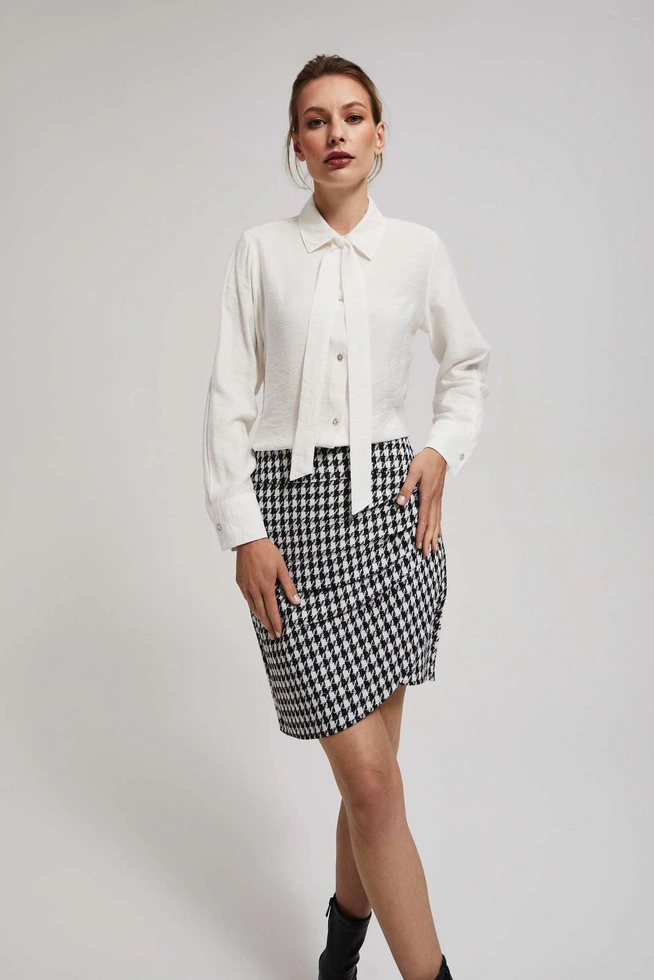 Koszula z wiązanym dekoltem i ozdobnymi guzikami perłowa