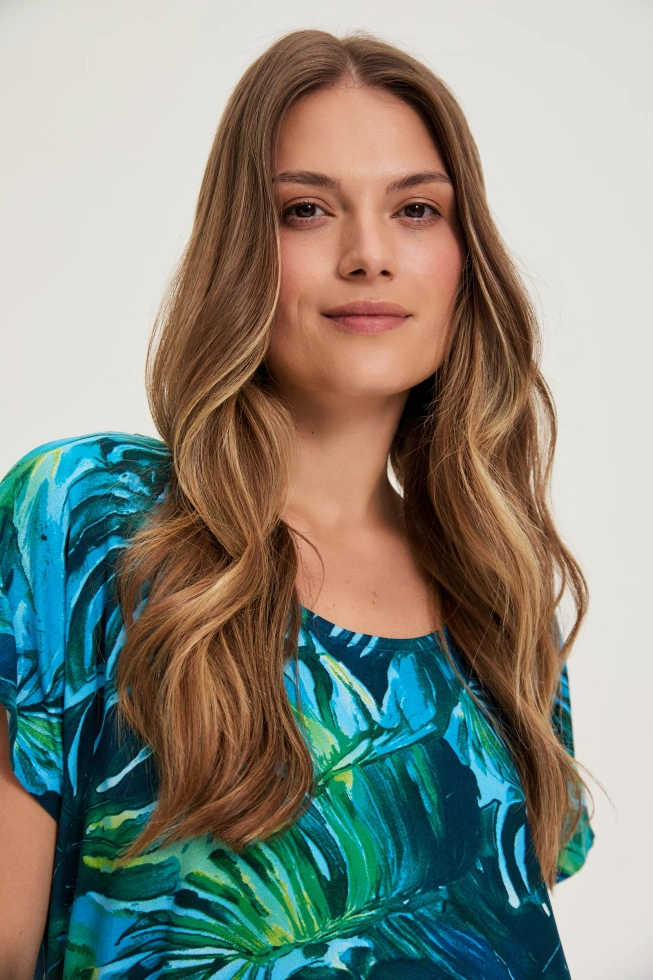 Bluzka z roślinnym wzorem niebieska