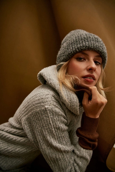 Czapka z prążkowanej dzianiny szara