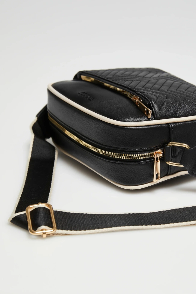 Torebka z regulowanym paskiem czarna