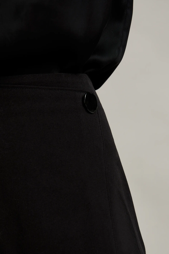 Ołówkowa spódnica z ozdobnym guzikiem czarna