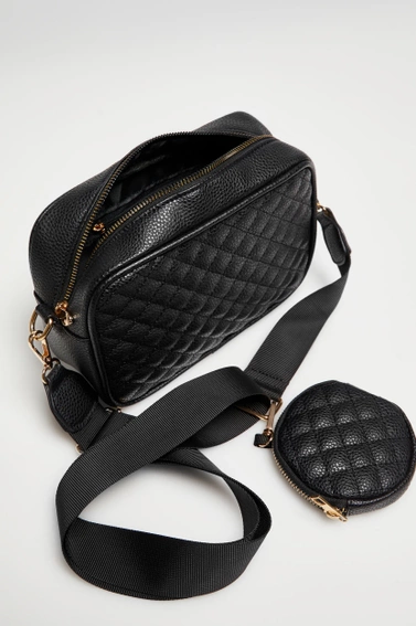 Mała torebka na szerokim pasku czarna