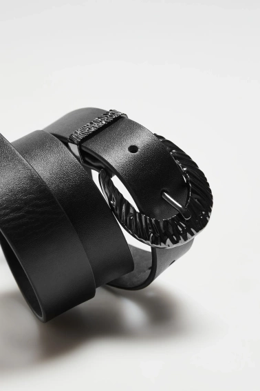 Pasek z klamrą w srebrnym kolorze 