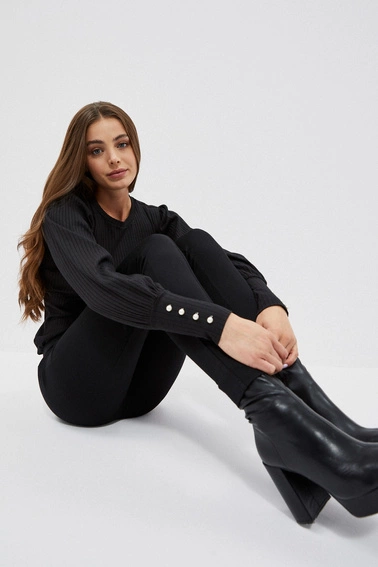 Czarne legginsy z przeszyciami