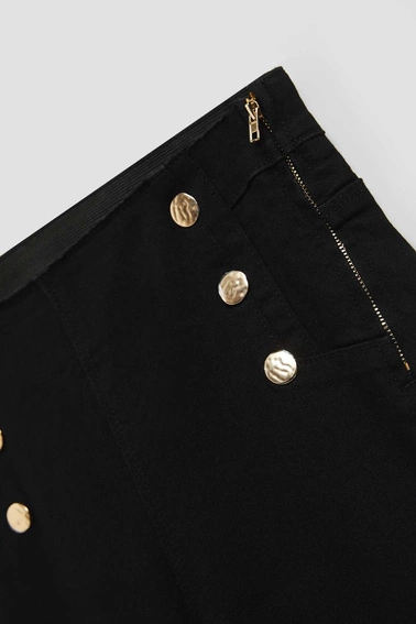 Jeansy z ozdobnymi guzikami