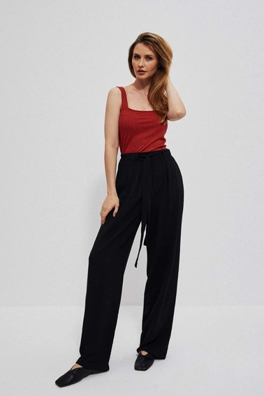 Prążkowany top na szerokich ramiączkach rubinowy