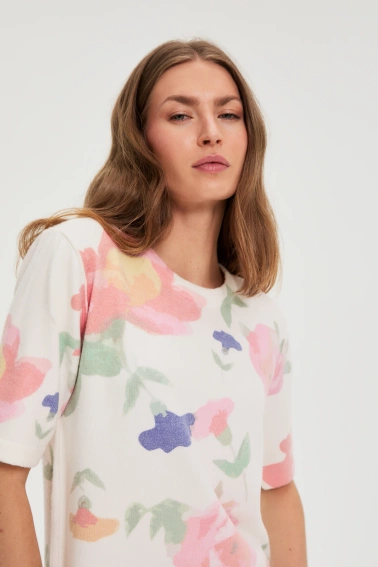 Sweter w kwiaty biały