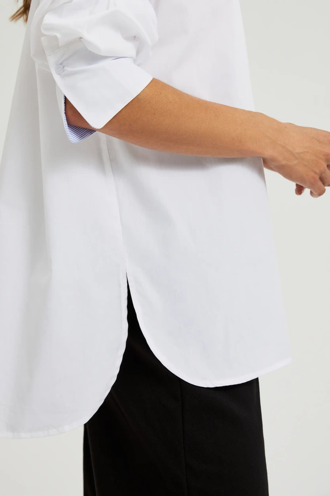 Gładka koszula z przedłużonym tyłem biała