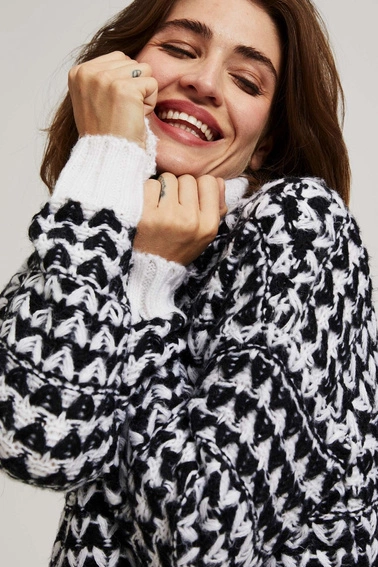 Sweter z golfem czarno-biały