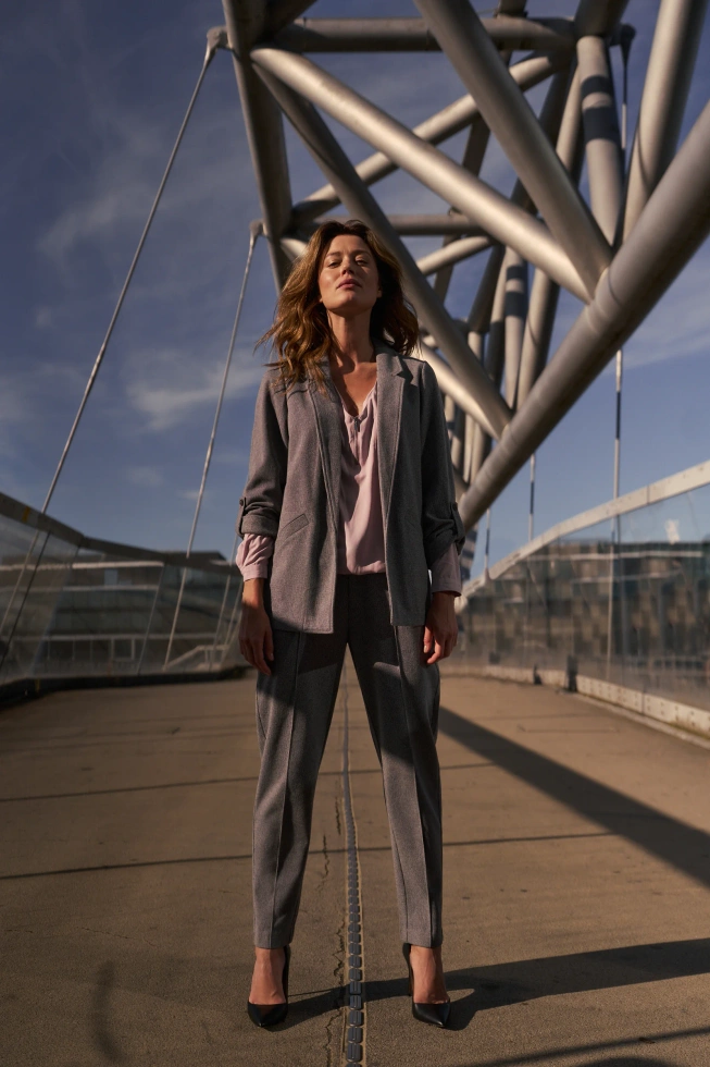 Marynarka z podwijanymi rękawami szara