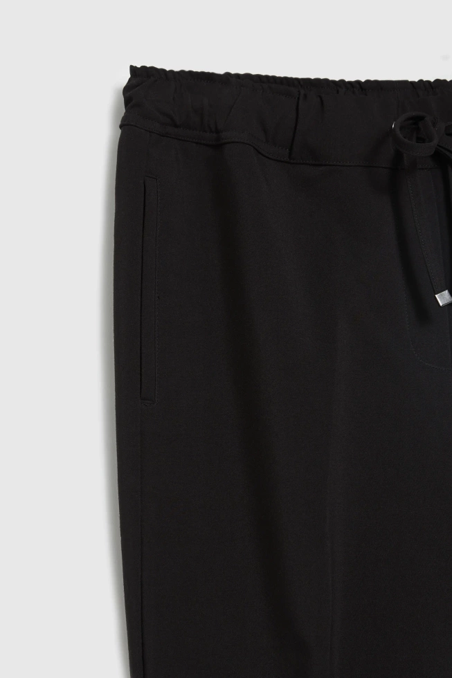 Spodnie w kant z prostymi nogawkami czarne