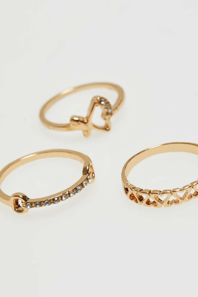 Pierścionki w kolorze złota ozdobnione cyrkoniami