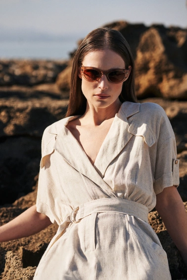 Lniana sukienka z dekoltem w serek beżowa