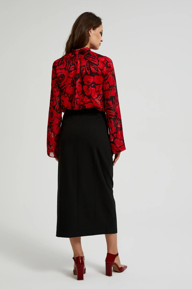 Spódnica z ozdobną różą i rozcięciem czarna