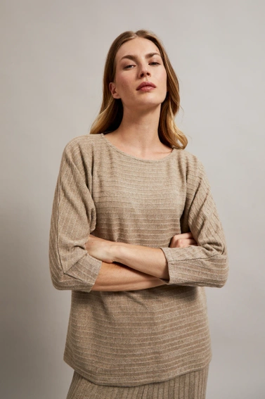 Sweter ozdobiony metaliczną nitką beżowy