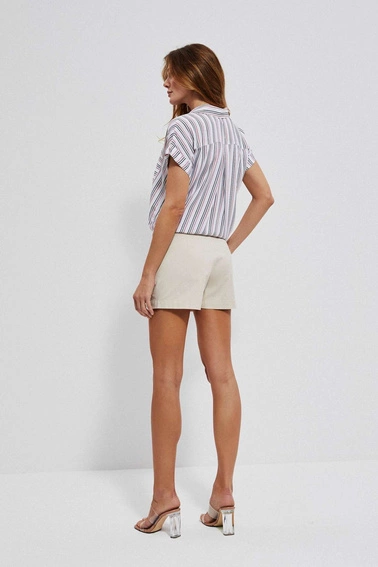 Szorty z ozdobnymi guzikami piaskowe