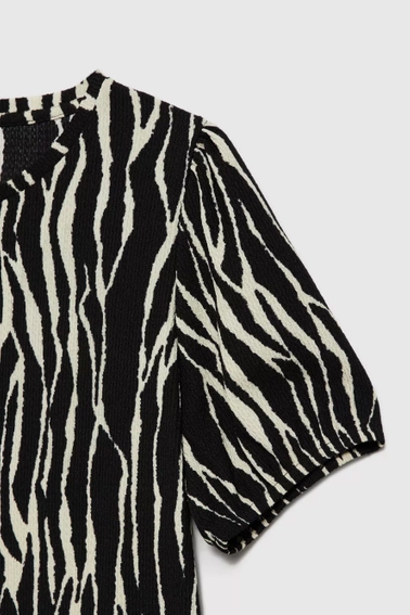 Wzorzysta bluzka z bufiastymi krótkimi rękawami czarna