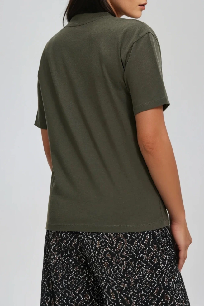 T-shirt z dekoltem w serek oliwkowy