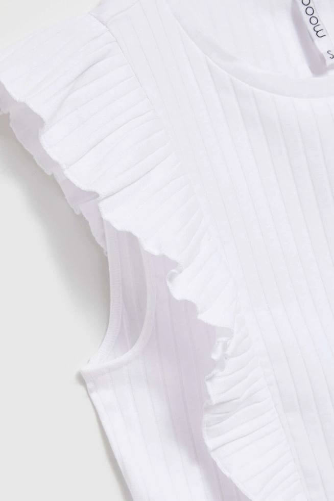 Prążkowana bluzka z falbaną biała