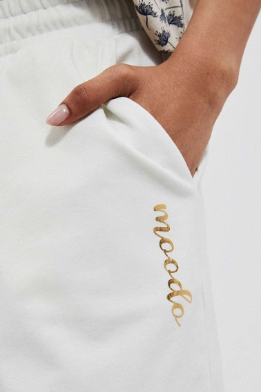 Szorty dresowe z kieszeniami perłowe