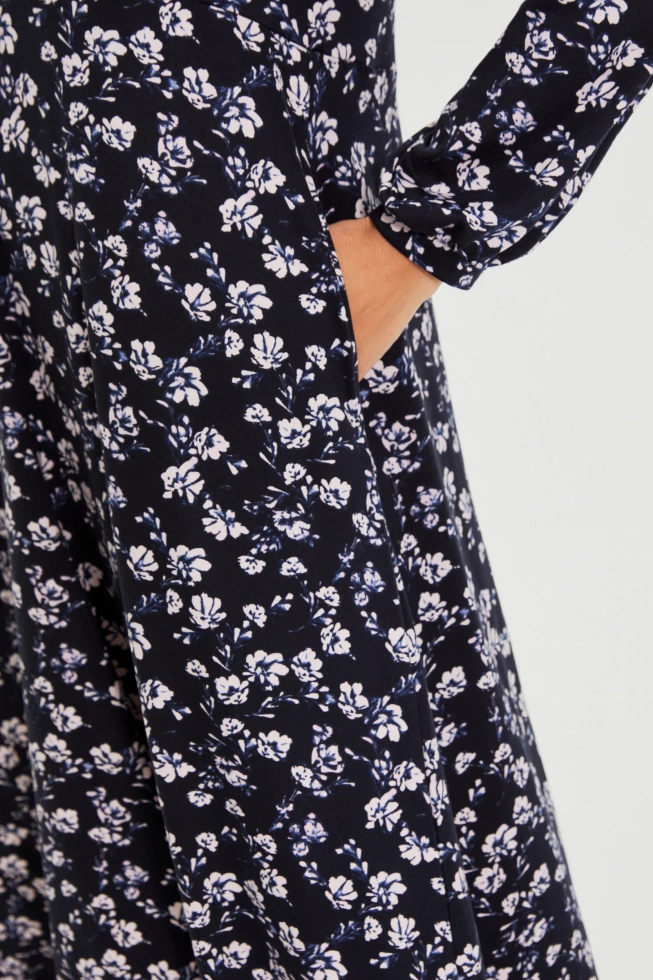 Sukienka midi w kwiaty granatowa