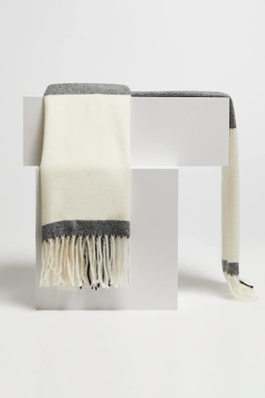 Ciepły szal z frędzlami czarny