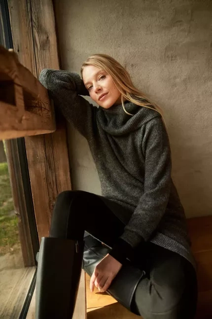 Swetrowa sukienka z golfem grafitowa