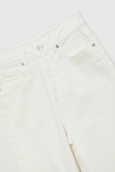 Jeansy z prostą nogawką białe