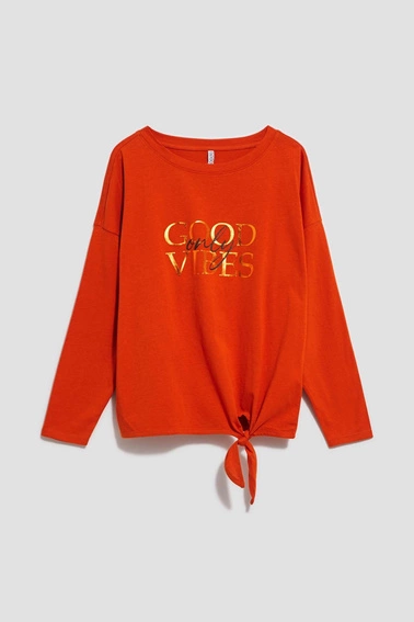 Bluzka z napisem i wiązaniem 