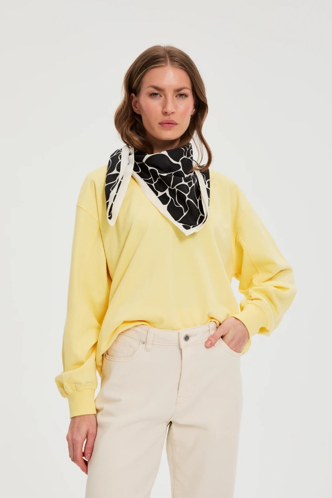 Wzorzysta apaszka czarna