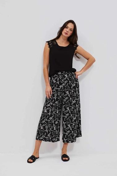 Koszulowa bluzka z ażurowym zdobieniem