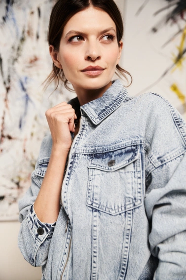 Jeansowa kurtka zapinana na zamek niebieska