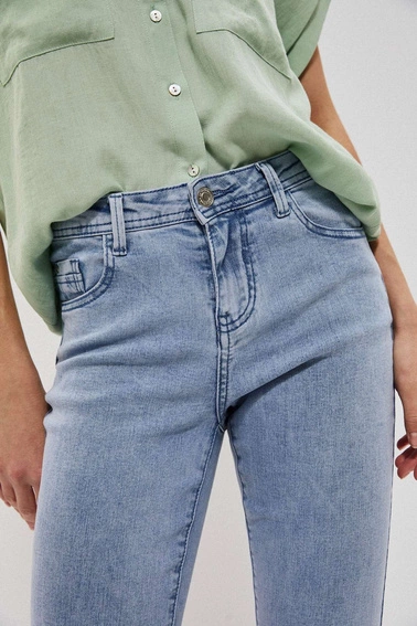 Jeansy medium waist z kieszeniami błękitne