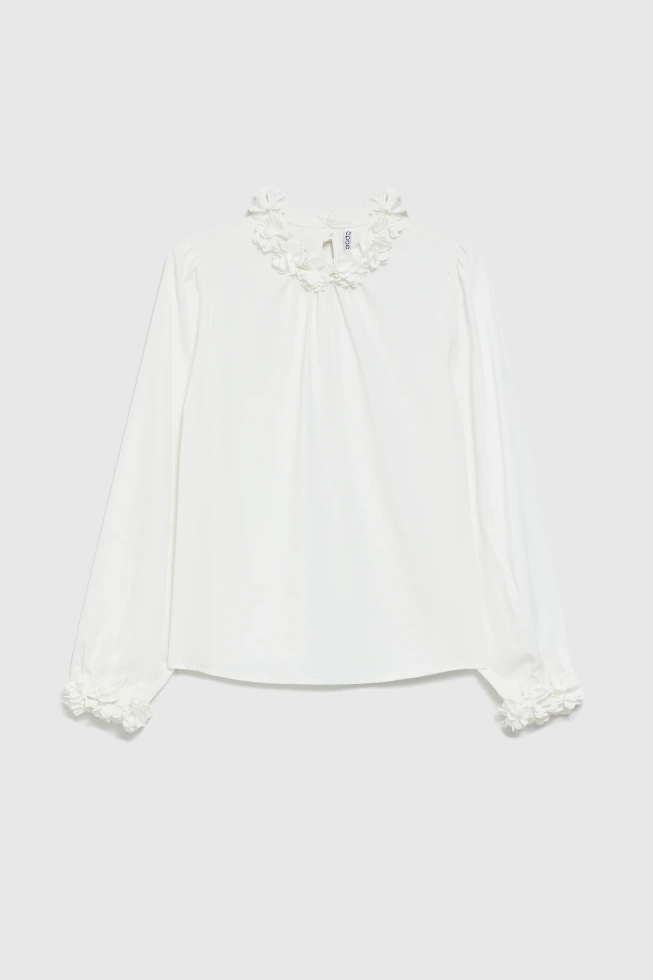 Koszula z ozdobnym dekoltem biała