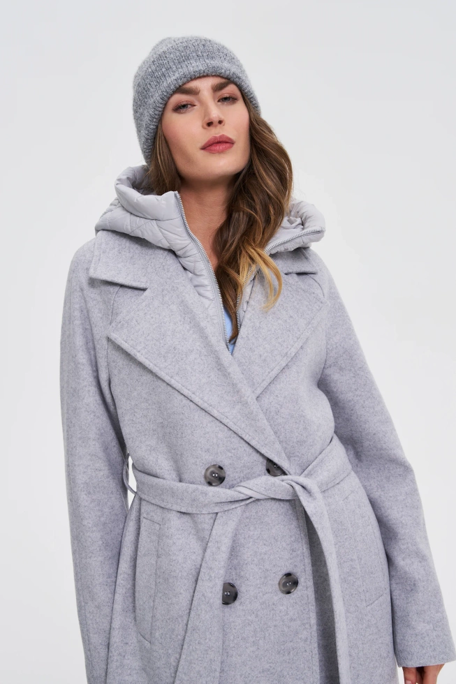 Długi płaszcz w kapturem szary