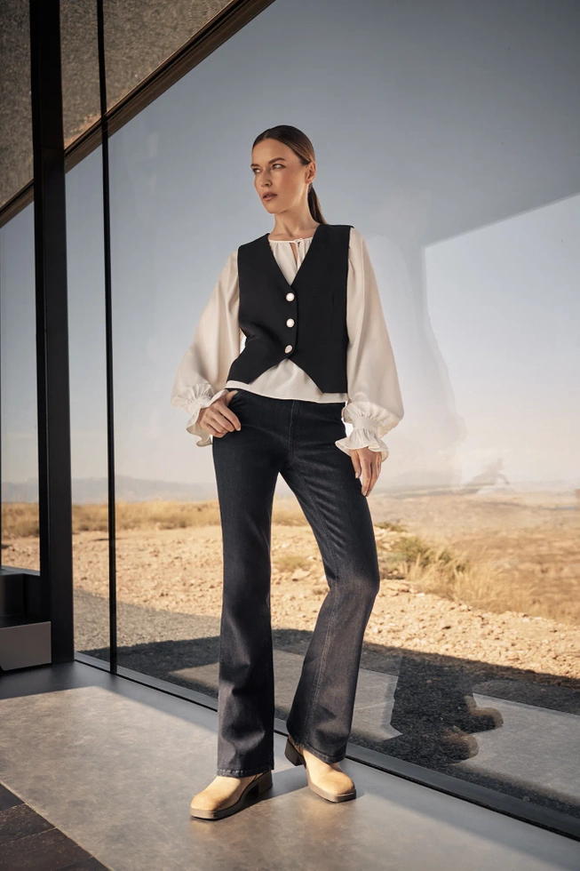 Koszula z bufiastymi rękawami i wiązanym dekoltem biała