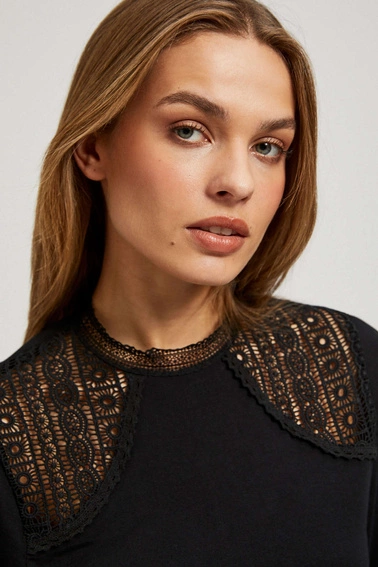 Bluzka ozdobną koronką