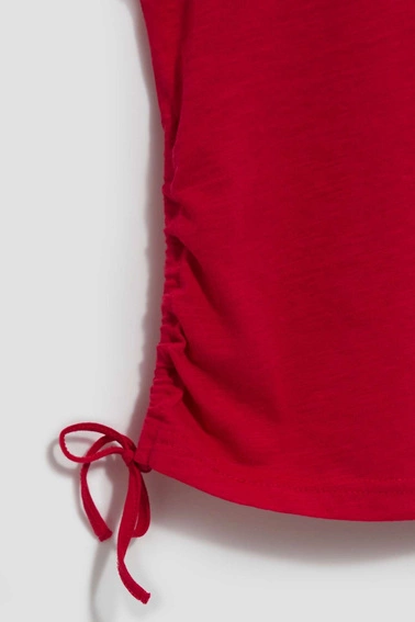 T-shirt z dekoltem w serek truskawkowy