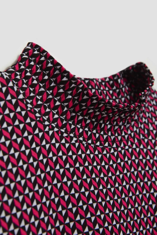 Wzorzysta bluzka z półgolfem fuksjowa