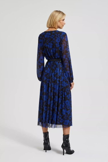 Sukienka z kwiatowym printem i paskiem niebieska