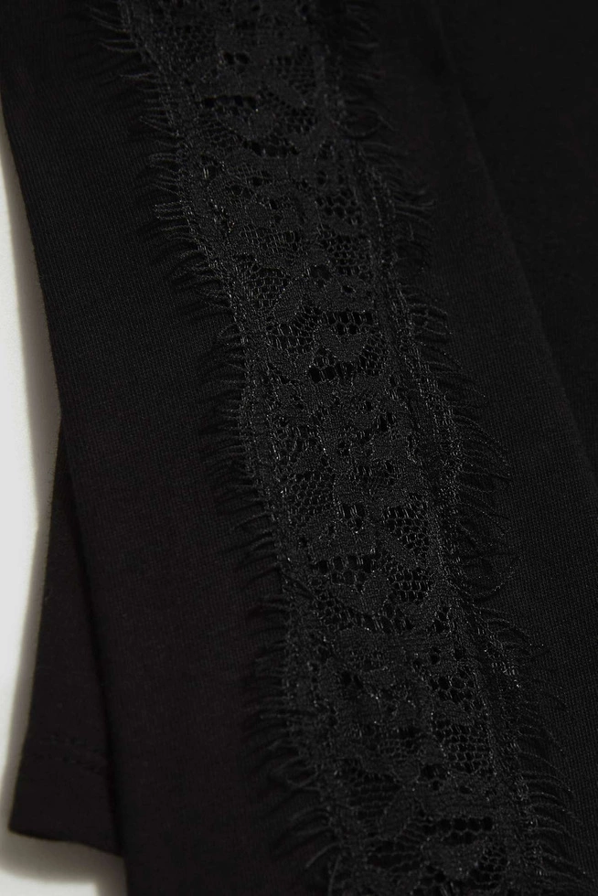 Bluzka z koronką na rękawach czarna