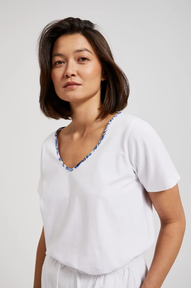 Bluzka z ozdobionym dekoltem biała