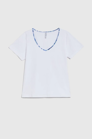 Bluzka z ozdobionym dekoltem biała