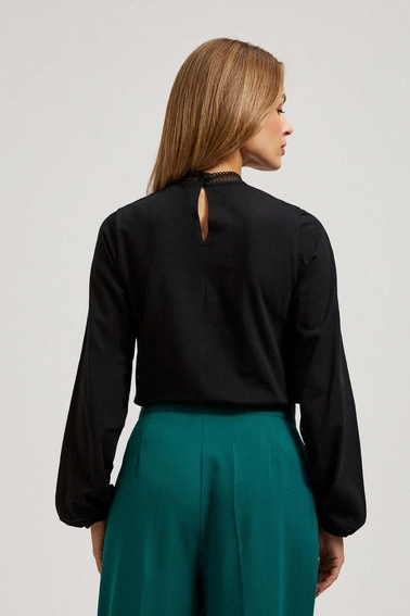 Bluzka ozdobną koronką