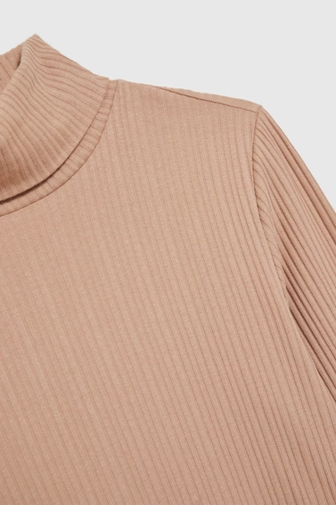 Prążkowany golf z długimi rękawami beżowy