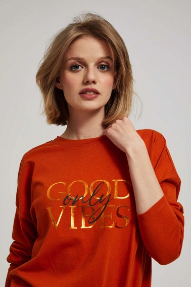 Bluzka z napisem i wiązaniem 