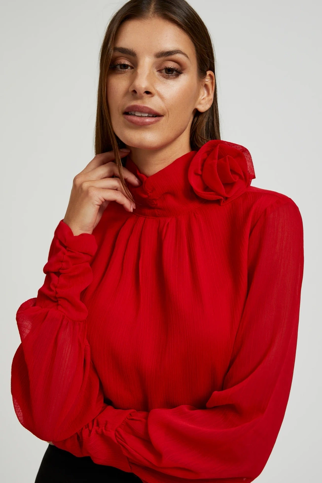 Elegancka koszula z ozdobną różą czerwona