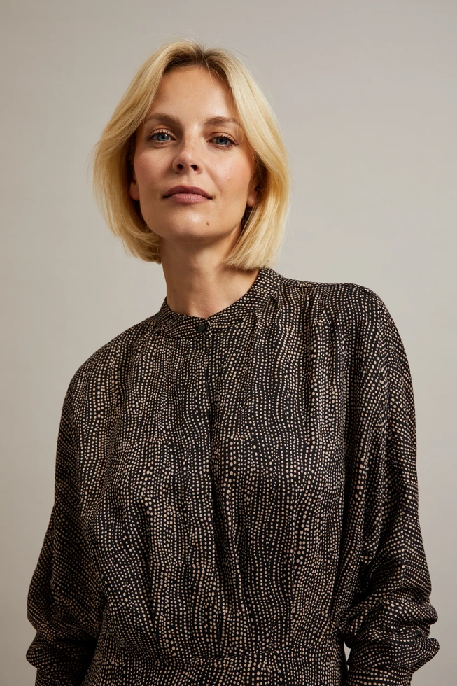 Elegancka sukienka midi w drobne kropki czarna